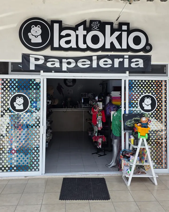 La fachada de La Tokio, con el letrero de la papelería y la puerta abierta